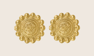 UMIAR biżuteria - Bold and Beautiful to kolekcja mocnej biżuterii, która przykuwa wzrok i zachwyca dekoracyjnymi wzorami. Wykonana z szlachetnych materiałów, takich jak srebro próby 925 i srebro złocone 24-karatowym złotem.