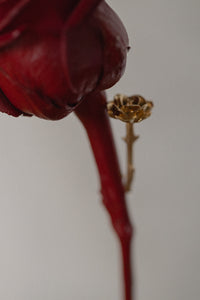 Wyraziste kolczyki inspirowane różą od UMIAR biżuteria, z mocnym akcentem skierowanej w dół korony kwiatu, błyskawicznie przyciągają wzrok. Ręcznie wykonane z srebra 925 oraz srebra pozłacanego 24-karatowym złotem. Z kolekcji PROFONDO ROSSO, tworzącej unikalne formy biżuteryjne inspirowane urodą róży. Dodaj elegancji i wyrazistości swojej stylizacji z UMIAR biżuteria. Sprawdź teraz!