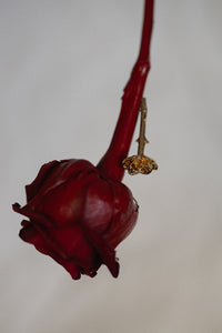Wyraziste kolczyki inspirowane różą od UMIAR biżuteria, z mocnym akcentem skierowanej w dół korony kwiatu, błyskawicznie przyciągają wzrok. Ręcznie wykonane z srebra 925 oraz srebra pozłacanego 24-karatowym złotem. Z kolekcji PROFONDO ROSSO, tworzącej unikalne formy biżuteryjne inspirowane urodą róży. Dodaj elegancji i wyrazistości swojej stylizacji z UMIAR biżuteria. Sprawdź teraz!