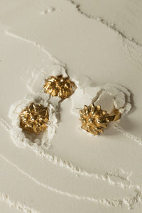 Dekoracyjny pierścionek w kształcie kwiatu od UMIAR biżuteria, ręcznie wykonany z białego złota próby 585. Pochodzący z kolekcji Vintage Touche, której wzory nawiązują do stylu art deco i ducha vintage, dodaje unikalny charakter każdej stylizacji. Odkryj wyjątkowe piękno biżuterii inspirowanej dawnymi formami, idealnej zarówno na co dzień, jak i na specjalne okazje!