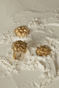 Dekoracyjny pierścionek w kształcie kwiatu od UMIAR biżuteria, ręcznie wykonany ze srebra próby 925 i srebra pozłacanego 24 karatowym złotem. Pochodzący z kolekcji Vintage Touche, której wzory nawiązują do stylu art deco i ducha vintage, dodaje unikalny charakter każdej stylizacji. Odkryj wyjątkowe piękno biżuterii inspirowanej dawnymi formami, idealnej zarówno na co dzień, jak i na specjalne okazje!