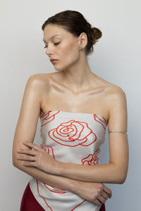 Odkryj bransoletkę na ramię inspirowaną gałązką róży, łączącą prostotę kształtów z dopracowanym detalem – dekoracyjnie odwzorowaną fakturą pędu. Hołd dla lat 90., Pameli Anderson i jej kultowego tatuażu. Wykonana ręcznie ze szlachetnych materiałów: srebra 925 oraz pozłacanego 24-karatowym złotem. Model z kolekcji PROFONDO ROSSO, inspirowanej urodą róży, tworzącej unikalne formy biżuteryjne i modne apaszki.