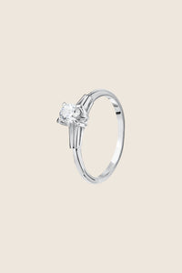 Odkryj prosty, a zarazem elegancki pierścionek z brylantem 0,500 ct od UMIAR biżuteria. Minimalistyczna oprawa eksponuje piękno i blask kamienia, idealny wybór dla ceniących klasyczną elegancję i wyrafinowany styl. Doskonały jako pierścionek zaręczynowy. Ręcznie wykonany z białego złota próby 585. Zamów teraz i dodaj blasku swojej miłości!
