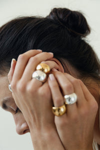 Odkryj duży, wyrazisty pierścionek o wyoblonym, cylindrycznym kształcie z kolekcji RONDA od UMIAR biżuteria. Ręcznie wykonany ze srebra 925 lub 24-karatowego złota, ten spektakularny pierścionek polerowany na gładko pięknie odbija światło, dodając elegancji każdej minimalistycznej stylizacji. Idealny dodatek na każdą okazję. Kup teraz i dodaj blasku swoim kreacjom!