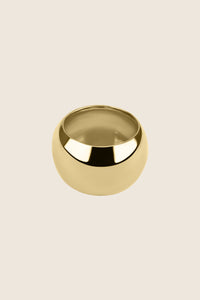 Odkryj duży, wyrazisty pierścionek o wyoblonym, cylindrycznym kształcie z kolekcji RONDA od UMIAR biżuteria. Ręcznie wykonany ze srebra 925 lub 24-karatowego złota, ten spektakularny pierścionek polerowany na gładko pięknie odbija światło, dodając elegancji każdej minimalistycznej stylizacji. Idealny dodatek na każdą okazję. Kup teraz i dodaj blasku swoim kreacjom!