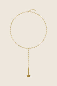 Odkryj wyjątkowy długi naszyjnik typu lasso od UMIAR biżuteria, składający się z dwóch łańcuszków okalających szyję i przeciwległego z elegancką zawieszką w kształcie róży. Ręcznie wykonany ze szlachetnych materiałów: srebra 925 i srebra 925 pozłacanego 24-karatowym złotem.