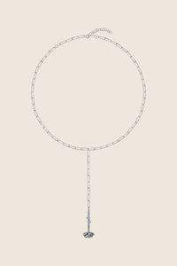 Odkryj wyjątkowy długi naszyjnik typu lasso od UMIAR biżuteria, składający się z dwóch łańcuszków okalających szyję i przeciwległego z elegancką zawieszką w kształcie róży. Ręcznie wykonany ze szlachetnych materiałów: srebra 925 i srebra 925 pozłacanego 24-karatowym złotem.