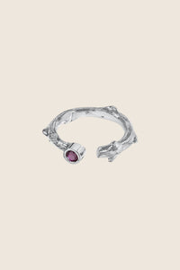Poznaj elegancję z pierścionkiem inkrustowanym rubinem od UMIAR biżuteria. Półotwarta forma inspirowana gałązką róży łączy prostotę z dopracowaną fakturą, tworząc wyjątkową oprawę dla naturalnego kamienia o masie 0,22 ct. Ręcznie wykonany ze srebra 925 i srebra pozłacanego 24-karatowym złotem. Model z kolekcji PROFONDO ROSSO to idealny wybór dla miłośników wyrafinowanego designu. Zamów teraz i podkreśl swoje naturalne piękno!