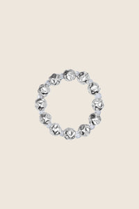Odkryj elastyczny pierścionek na gumce jubilerskiej od UMIAR biżuteria, wykonany z okrągłych koralików i drobnych kryształów górskich. Delikatny i elegancki, doskonale dopasowuje się do palca, będąc subtelnym dodatkiem do każdej stylizacji. Wykonany ręcznie ze szlachetnych materiałów, dostępny w srebrze 925 i srebrze 925 pozłacanym 24-karatowym złotem. Zamów teraz i dodaj odrobinę wyrafinowania do swojej kolekcji!