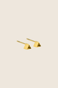 Odkryj prostotę i elegancję w tych minimalistycznych kolczykach na sztyfcie w kształcie małego trójkąta od UMIAR biżuteria. Ręcznie wykonane ze szlachetnych materiałów, dostępne w dwóch wariantach: srebrze 925 i pozłacanym 24-karatowym złocie. Kolekcja WIĘZI, inspirowana jednoczeniem emocji, wykorzystuje ażurowe struktury i ręcznie plecione łańcuchy, tworząc coś pełnego i pięknego. Podkreśl swój styl z UMIAR biżuteria!