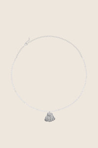 Wyjątkowy naszyjnik choker, stworzony z połączenia srebrnego łańcuszka, delikatnego wisiorka w kształcie połamanej muszli i naturalnych pereł. Regulowana długość łańcuszka pozwala nosić go przy szyi lub nieco niżej. Ręcznie wykonany ze szlachetnych materiałów przez UMIAR biżuteria. Dostępny w dwóch wariantach: srebrze 925 i srebrze 925 pozłacanym 24-karatowym złotem.