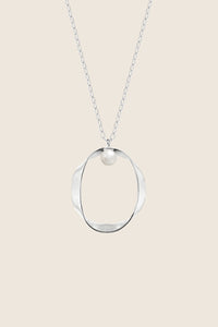 Odkryj subtelny wisiorek marki UMIAR biżuteria, inspirowany kobiecą intymnością, zawieszony na srebrnym łańcuszku o długości 50 cm. Wyjątkowy detal w postaci naturalnej perły dodaje elegancji. Ręcznie wykonany ze szlachetnych materiałów, dostępny w dwóch wariantach: srebrze 925 i srebrze 925 pozłacanym 24-karatowym złotem. Idealny dodatek, który podkreśli Twój unikalny styl. Wybierz ten wisiorek, aby dodać wyrafinowanego uroku każdej stylizacji. Sprawdź naszą ofertę i wybierz swój ulubiony wariant już dziś!