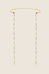 Odkryj wyjątkowy naszyjnik typu choker od UMIAR biżuteria, który łączy elegancką obręcz ORA z naprzemiennie ułożonymi naturalnymi perłami i koralikami. Ta biżuteria daje ogromne możliwości stylizacyjne - ozdobne sznury można przeplatać lub nosić swobodnie. Doskonały jako efektowne dopełnienie dekoltu na plecach. Obręcz i koraliki wykonane ze srebra próby 925, złocone 24-karatowym złotem. Spraw sobie luksus biżuterii, który podkreśli Twój niepowtarzalny styl. Kup teraz!