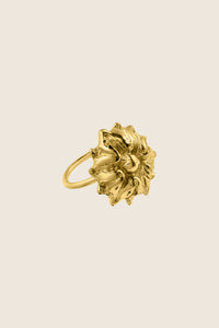 Dekoracyjny pierścionek w kształcie kwiatu od UMIAR biżuteria, ręcznie wykonany ze srebra próby 925 i srebra pozłacanego 24 karatowym złotem. Pochodzący z kolekcji Vintage Touche, której wzory nawiązują do stylu art deco i ducha vintage, dodaje unikalny charakter każdej stylizacji. Odkryj wyjątkowe piękno biżuterii inspirowanej dawnymi formami, idealnej zarówno na co dzień, jak i na specjalne okazje!