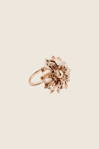 Dekoracyjny pierścionek w kształcie kwiatu od UMIAR biżuteria, ręcznie wykonany z różowego złota próby 585. Pochodzący z kolekcji Vintage Touche, której wzory nawiązują do stylu art deco i ducha vintage, dodaje unikalny charakter każdej stylizacji. Odkryj wyjątkowe piękno biżuterii inspirowanej dawnymi formami, idealnej zarówno na co dzień, jak i na specjalne okazje!