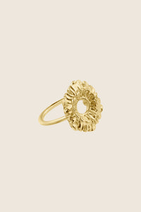 Odkryj elegancki pierścionek w formie kwiatu od UMIAR biżuteria, wykonany ręcznie z żółtego złota próby 585. Ten wyjątkowy model pochodzi z kolekcji Vintage Touche, łączącej ducha vintage ze stylem art deco. Wyjątkowa biżuteria, która doda klasy każdej stylizacji. Sprawdź teraz i dodaj nutę elegancji do swojej kolekcji!