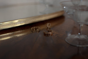 Odkryj wyjątkowy design w tych kolczykach koła o średnicy 25 mm, nawiązujących do stylu grubego łańcucha. Ręcznie wykonane ze szlachetnych materiałów: srebra 925 i srebra 925 pozłacanego 24-karatowym złotem. Te eleganckie kolczyki to doskonały dodatek do każdej stylizacji, łączący w sobie wyrafinowany styl z unikalnym wzornictwem.