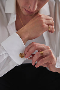 UMIAR biżuteria przedstawia eleganckie spinki do mankietów w formie koła, wykonane z ażurowej siatki cięto-ciągnionej o średnicy 19 mm. Doskonały dodatek do męskiej, damskiej i ślubnej koszuli, dodający stylu i wyrafinowania każdej formalnej stylizacji. Ręcznie wykonane ze srebra 925 lub srebra pozłacanego 24-karatowym złotem. Idealne na wyjątkowe okazje!