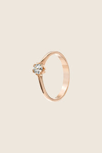 Odkryj prosty, a zarazem elegancki pierścionek z brylantem 0,500 ct od UMIAR biżuteria. Minimalistyczna oprawa eksponuje piękno i blask kamienia, idealny wybór dla ceniących klasyczną elegancję i wyrafinowany styl. Doskonały jako pierścionek zaręczynowy. Ręcznie wykonany z różowego złota próby 585. Zamów teraz i dodaj blasku swojej miłości!