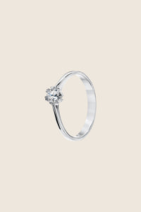 Odkryj prosty, a zarazem elegancki pierścionek z brylantem 0,500 ct od UMIAR biżuteria. Minimalistyczna oprawa eksponuje piękno i blask kamienia, idealny wybór dla ceniących klasyczną elegancję i wyrafinowany styl. Doskonały jako pierścionek zaręczynowy. Ręcznie wykonany z białego złota próby 585. Zamów teraz i dodaj blasku swojej miłości!