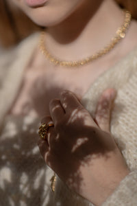 Dekoracyjny pierścionek w kształcie kwiatu od UMIAR biżuteria, ręcznie wykonany z białego złota próby 585. Pochodzący z kolekcji Vintage Touche, której wzory nawiązują do stylu art deco i ducha vintage, dodaje unikalny charakter każdej stylizacji. Odkryj wyjątkowe piękno biżuterii inspirowanej dawnymi formami, idealnej zarówno na co dzień, jak i na specjalne okazje!