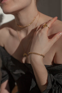 Elegancki pierścionek inspirowany art deco od UMIAR biżuteria, ręcznie wykonany z różowego złota próby 585. Pochodzący z kolekcji Vintage Touche, zachowuje ducha vintage i nawiązuje do stylu art deco. Unikalne wzory dodają wyjątkowego charakteru. Dodaj klasy i elegancji swoim stylizacjom!