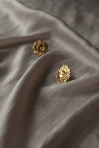 Wyjątkowe kolczyki kwiatowe z srebra 925 i srebra pozłacanego 24-karatowym złotem od UMIAR biżuteria. Idealne na każdą okazję, pasują zarówno do codziennych, jak i eleganckich stylizacji. Ręcznie wykonane z dbałością o detale, inspirowane duchem vintage i stylem art deco. Odkryj teraz unikatowy design od UMIAR biżuteria!