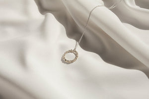 Odkryj misternie wykonany wisiorek koło z kolekcji UMIAR biżuteria. Ten wyjątkowy wisiorek o bogatej strukturze nakrapianego złota jest zawieszony na łańcuszku o długości 50 cm. Całkowicie ręcznie wykonany z różowego złota próby 585, ten model pochodzi z kolekcji MUUN, która czerpie inspirację z fascynującego wyglądu Księżyca, pełnego niezwykłych faktur, kształtów i formacji.
