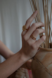 Odkryj elegancki pierścionek w formie kwiatu od UMIAR biżuteria, wykonany ręcznie z żółtego złota próby 585. Ten wyjątkowy model pochodzi z kolekcji Vintage Touche, łączącej ducha vintage ze stylem art deco. Wyjątkowa biżuteria, która doda klasy każdej stylizacji. Sprawdź teraz i dodaj nutę elegancji do swojej kolekcji!