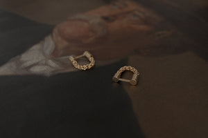 UMIAR biżuteria oferuje eleganckie spinki do mankietów wykończone łańcuchem z gęsto splecionych ogniw. Długość elementu ozdobnego wynosi 45 mm. Idealny dodatek do męskiej, damskiej i ślubnej koszuli, dodający stylu i wyrafinowania każdej formalnej stylizacji. Wykonane ręcznie ze srebra 925 lub srebra pozłacanego 24-karatowym złotem. Perfekcyjny wybór na wyjątkowe okazje!